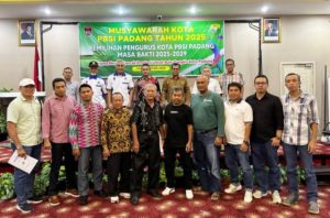 Kegiatan Muskot ini turut dihadiri oleh Ketua Umum KONI Kota Padang, Yusra, MS, perwakilan dari Pengurus Provinsi PBSI Sumatera Barat, jajaran Pengurus Kota PBSI Padang, serta utusan dari Perkumpulan Bulutangkis (PB) se-Kota Padang.