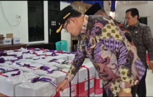 Kepala Kantor Kemenag Kota Payakumbuh, H. Hendri Yazid, S.Pd.I., M.M., Dt. Rajo Diguci, tampak turun langsung ke lapangan bersama jajarannya untuk memastikan proses penjemputan koper berjalan lancar.