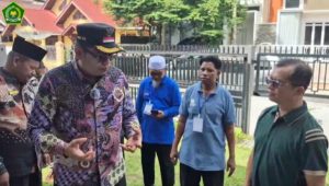 Kepala Kantor Kemenag Kota Payakumbuh, H. Hendri Yazid, S.Pd.I., M.M., Dt. Rajo Diguci, tampak turun langsung ke lapangan bersama jajarannya untuk memastikan proses penjemputan koper berjalan lancar.