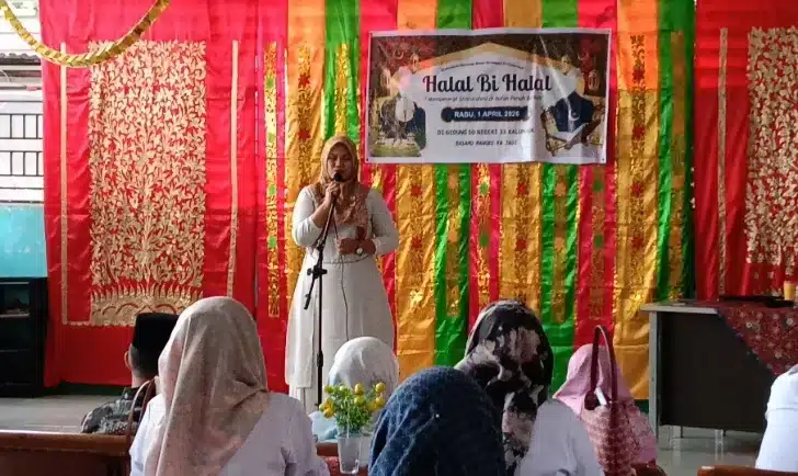 Kepala Sekolah SDN 33 Kalumbuk, Rika Yohana, M.Pd, menggelar kegiatan Halal Bihalal bersama majelis guru, wali murid, serta tokoh masyarakat di lingkungan sekolah yang berlokasi di Kecamatan Kuranji, Kota Padang, pada Rabu (1/4/2026).
